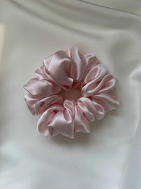 Scrunchie jedwabna gumka do włosów jasny róż