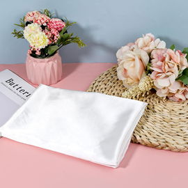 Satynowy materiał 155 cm x 92 cm biały