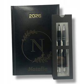 KALENDARZ DZIENNY A5 TERMINARZ 2026 KSIĄŻKOWY Z GRAWEREM LOGO prezent