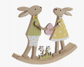 Drewniana dekoracja wielkanocna zające na płozie pisanka 20 x 17 cm