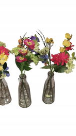 Kompozycja sztucznych kwiatów z wazonem