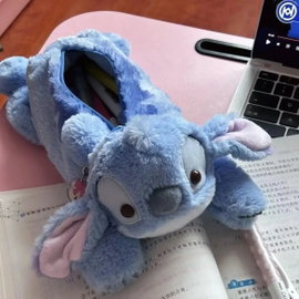 Uroczy piórnik z pluszową lalką Kubusia Puchatka i Stitcha – Stitch