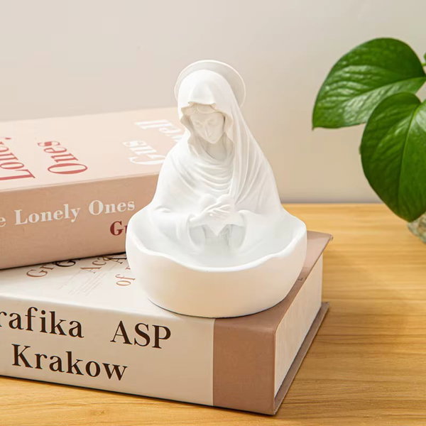 Czysto biała figurka Matki Boskiej z żywicy