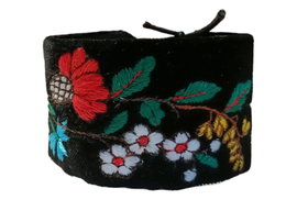 Czarna aksamitna bransoletka z haftem kociewskim