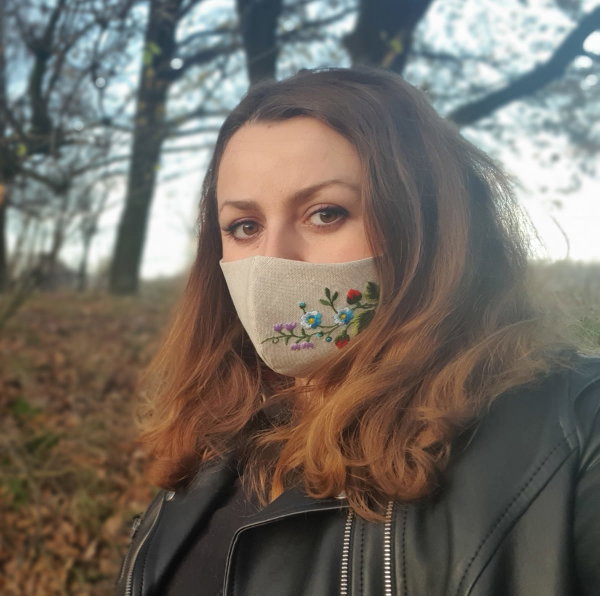 Lniana maseczka ochronna profilowana z haftem łowickim – maki i chabry