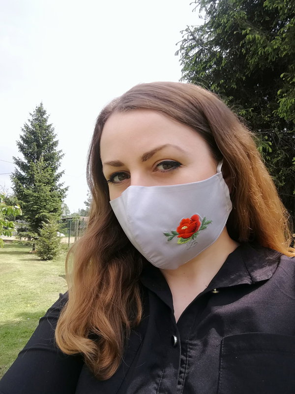 Szara bawełniana maseczka profilowana z haftem łowickim – czerwona róża