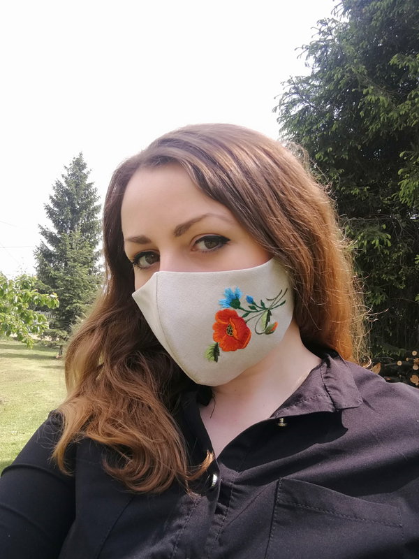 Profilowana maseczka ochronna z szarego lnu z haftem łowickim – maki i chabry