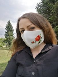 Biała bawełniana maseczka z haftem łowickim – czerwona róża