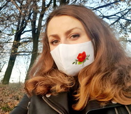 Biała maseczka bawełniana profilowana z haftem łowickim – czerwona róża