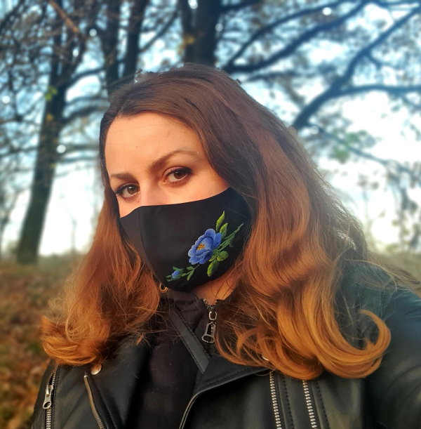 Czarna bawełniana maseczka profilowana z haftem łowickim, Niebieska Róża II