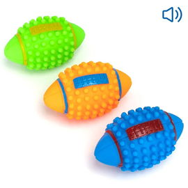 Zabawka dla psa w kształcie piłki nożnej przyciąga ciekawość zwierząt