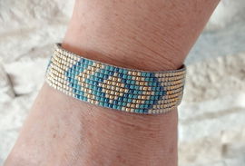 Bransoletka tbłękitna tkana z koralików japońskich.