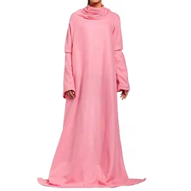 Różowy polarowy koc z rękawami Snuggie zapewniający wygodę podczas czytania