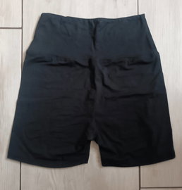 Czarne modelujące spodenki one size miękkie i deliktne