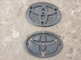 TOYOTA AVENSIS T25 03-05 podstawa emblemat przód