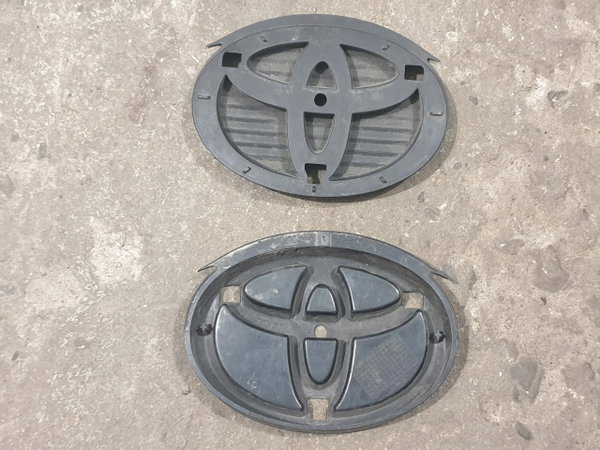 TOYOTA AVENSIS T25 03-05 podstawa emblemat przód