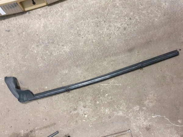 BMW 3 E92 E93 coupe cabrio 04-11 uszczelka listwa zgarniająca prawa