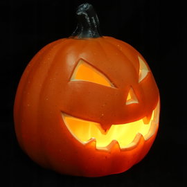 3 świeczniki z trupią czaszką, dekoracja na Halloween, gotycka czaszka