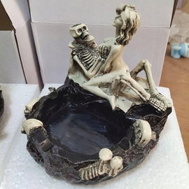 POPIELNICZKA DEKORACYJNA Z ŻYWICY W KSZTAŁCIE CZASZKI HALLOWEEN