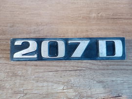 Znaczek / emblemat metalowy Mercedes 207 D