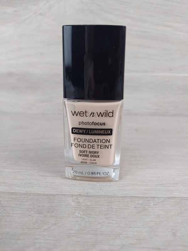 Wet n Wild Photo Focus Dewy Soft Ivory Podkład rozświetlający 28 ml