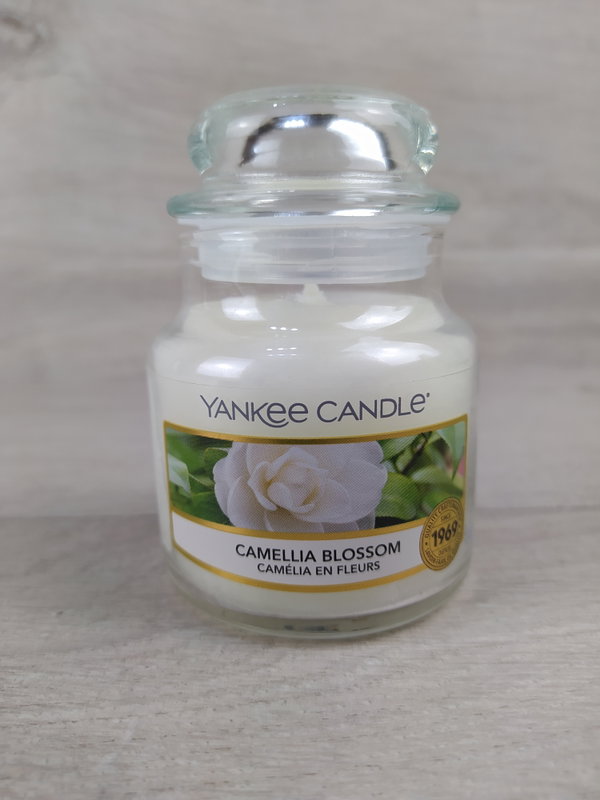 Yankee Candle Camellia Blossom Świeca zapachowa 104 g