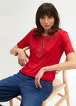 B.P.C t-shirt czerwony z dekoracyjnym haftem przy dekolcie 36/38.