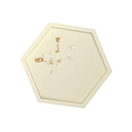 Podstawka z gipsu Hexagon - Dekoracja do domu w kolorze beżowym ze złotem