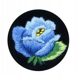 Przypinka z haftem łowickim z niebieską różą - broszka