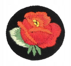 Przypinka z haftem łowickim z czerwoną różą (na czarnym tle) - broszka