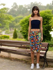 Kolorowe krótkie spodenki damskie z motywem łowickim i botanicznym