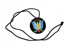 Wisiorek haftowany ze wzorem kaszubskim z tulipanem