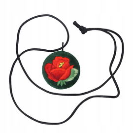 Wisiorek haftowany łowicki z czerwoną różą (na zielonym tle)