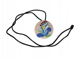 Wisiorek haftowany kaszubski lilia na jasnym tle