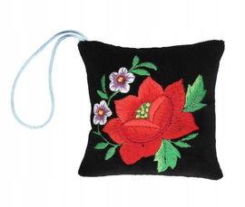 Szpilecznik z haftem łowickim - czarna z czerwoną różą