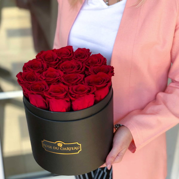 Czerwone Wieczne Róże w Czarnym Okrągłym Flowerboxie