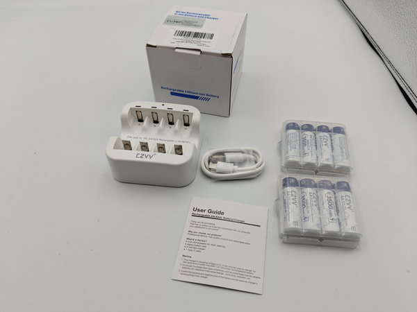 Akumulatory litowo-jonowe AAA 1,5V 8x3500mWh plus ładowarka CZVV
