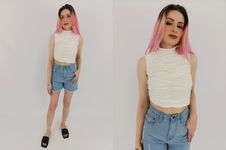 PRETTYLITTLETHING tłoczona BLUZKA CROP TOP na lato MODNA ecru  NOWA _ 36