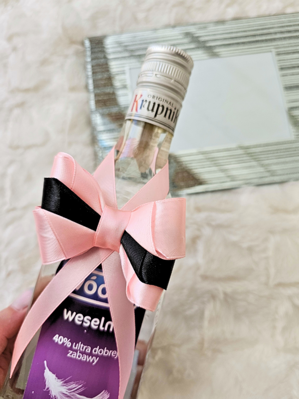 Kokardki na alkohol weselny pastelowy róż – pakiet 5 szt.