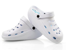 Klapki krokodylki na kołyskowej podwyższanej podeszwie białe rozmiar 35