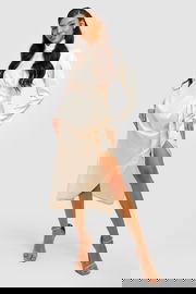 BOOHOO Jasnobeżowa satynowa sukienka (40)