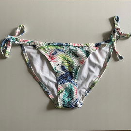Dół od Stroju Kąpielowego Majtki od Bikini w Kwiaty New Look L