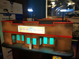 Los Pollos Hermanos, Breaking Bad, ok. 35x35 cm wydruk 3D, żywica, pomalowany