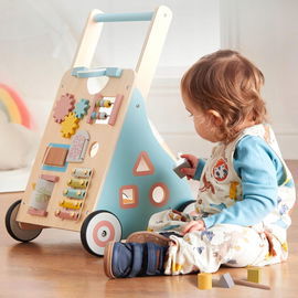 Haus Projekt drewniany chodzik Safari z zabawkami sensorycznymi